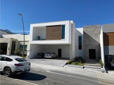 Casa en Venta en Carolco con Alberca, Remodelada Frente a Parque