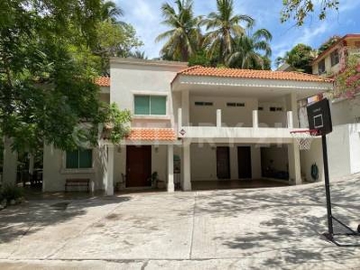 CASA EN VENTA EN COL. FLORES, TAMPICO