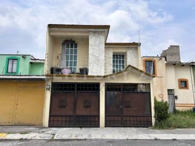 Casa en Venta en Paseos Santin, Toluca, Edo. México