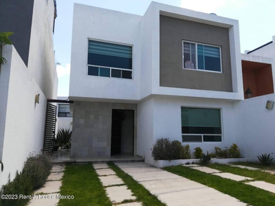 Casa De 3 Habitaciones En Zibatá Querétaro