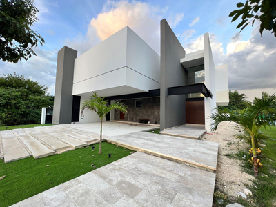 Casa En Venta Merida, Privada Yucatan Country Club Oasis 84, Agosto 2023.
