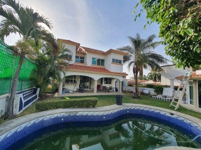 BONITA CASA EN VENTA EN FRACC LOMAS DE COCOYOC CON ALBERCA Y ACABADOS DE LUJO