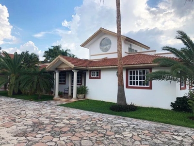 Casa de estilo californiano, y una sola planta, en Villas Cholul