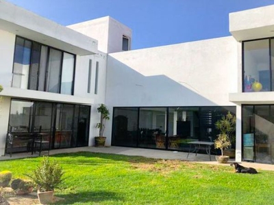 CASA EN VENTA EN FRACC. NAVARRA! A 500m FEDERAL A ATLIXCO! ENORME JARDÍN!