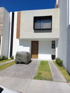 En venta casa moderna en Villas de Tabora, Irapuato.