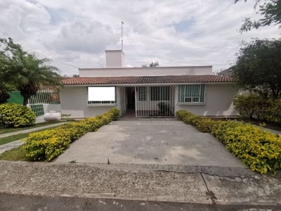 EN VENTA LINDA CASA DE UN NIVEL CON ALBERCA EN FRACC LOMAS DE COCOYOC CON JARDIN