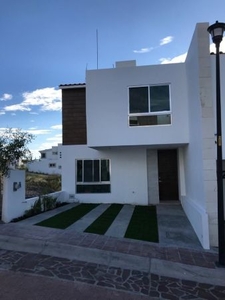 Estrena Casa en Pedregal de Schoenstatt, 3 Recamaras, 3 Baños, Estudio, Alberca