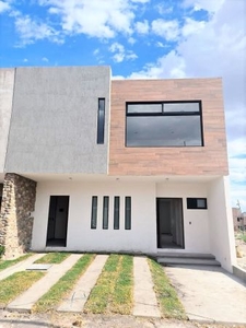 Hermosa Casa en Cañadas del Arroyo, Estudio o 4ta Recamara en PB, Equipada, Lujo