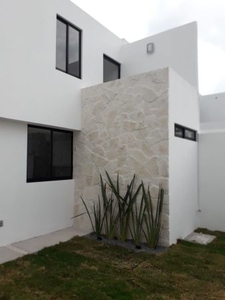 Hermosa Casa en Cañadas del Arroyo, Gran Jardín, 3 Recámaras, 160 m2, de LUJO !