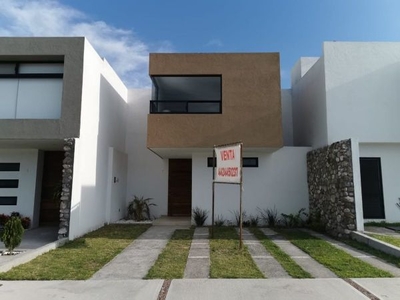 Hermosa Casa en Cañadas del Arroyo, Jardín, 3 Recamaras, Estancia Amplia, Lujo