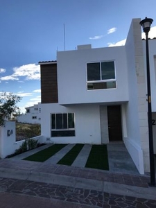 Hermosa Casa en Pedregal de Schoenstatt, 3 Recamaras, Estudio, 3 Baños, Alberca