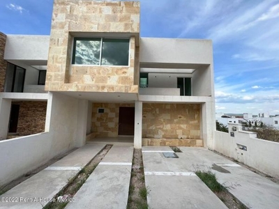 Juriquilla amplia casa en VENTA de 4 recamaras y 370 mts2 RAH771