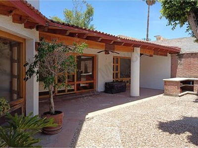 Casa En Jurica Con Amplio Jardín Y 4 Recámaras, Tres En Planta Baja Con Baño Completo Y Cocher...