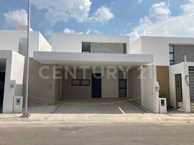 Casa En Venta Al Norte De Mérida, Yucatán Con 3 Recámaras Y Cochera Techada.