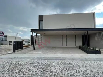 Casa Nueva En Venta De 4 Recamaras Y Cuarto De Servicio En Lomas Del Campanario, Querétaro, Qro.