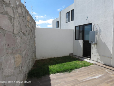 El Refugio. Renta, Casa Equipada De 3 Recamaras Y Con Sala Tv