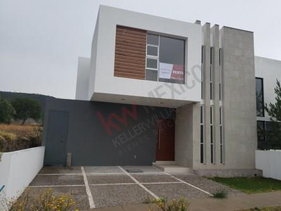 Se Vende Casa Nueva Con Recámara En Planta Baja Y Fraccionamiento Con Golf, En Querétaro.