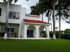 Doomos. Se Vende Casa en la Ceiba con gran jardín, piscina y vista al campo