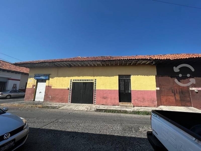 Casa en venta con locales comerciales en