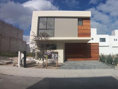 CASA EN VENTA 3 RECÁMARAS CON BAÑO CADA UNA ,ALBERCA EN ZAKIA ,QUERÉTARO