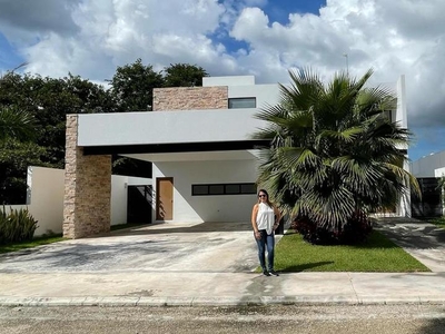 casa en venta en Merida- privada La rejoyada- gran parque central