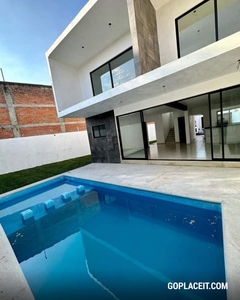 Casa en Venta en Lomas de Cuernavaca Nueva y con Alberca - 2 baños - 190 m2