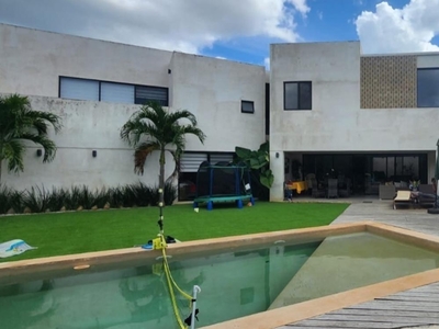 Doomos. Casa en renta Country Club AMUEBLADA