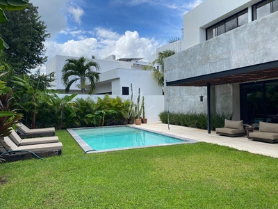 Doomos. Casa en Venta con o sin Muebles en Cancun, Lagos del Sol