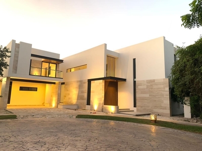 Doomos. Casa en venta en Merida, Yucatan country club, Privada kutz, con accion, entrega inmediata