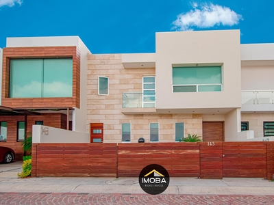 Doomos. Casa en Venta, Fraccionamiento Cumbres del Lago, Querétaro.