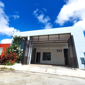 Doomos. Casa remodelada en privada de una planta en renta en Caucel Mérida Yucatán