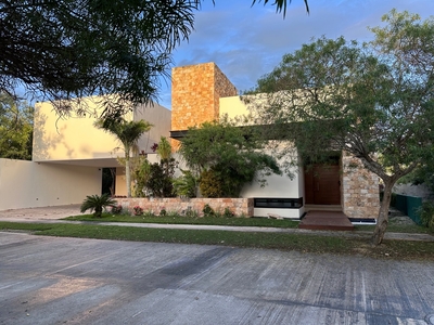 Doomos. Casa - Yucatán Country Club