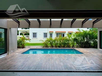 Doomos. Espectacular Casa en Venta en Lagos del Sol Cancun 4 Rec Colinda con hermosas areas verdes ideal para sus hijos B-ALRZ6995
