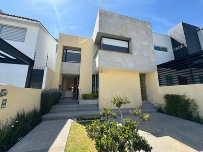 Doomos. Hermosa casa en renta en Cumbres del Lago. Cuarto de servicio