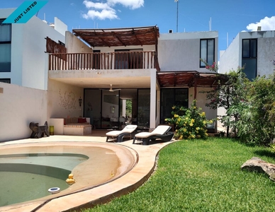 Doomos. HERMOSA CASA EN VENTA MERIDA, CHOLUL EN PRIVADA AMANTEA (AVC-2295)