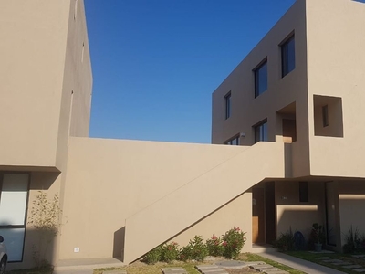 Doomos. Padrísimo Departamento duplex de Planta Alta en renta en Zakia