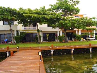 Doomos. Villa en Renta en Cancún Isla Dorada Frente a la Laguna