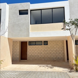 Doomos. VENTA DE TOWNHOUSE CON PISCINA, EN PRIVADA, TEMOZÓN NORTE, MÉRIDA