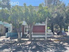 Casa en venta para negocio con 3 locales, cochera 1 auto, 4 habitaciones 2 baños en Guadalajara