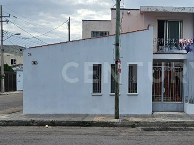 Casa En Venta De 3 Recamaras Con Piscina Al Norte De Mérida, Yucatán.
