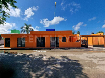 Casa En Venta De Un Piso Con Locales Comerciales Sobre Avenida En Kanasín.