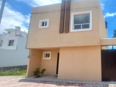 Doomos. Casa en venta con tres habitaciones y terraza en Miraflores, Tlaxcala