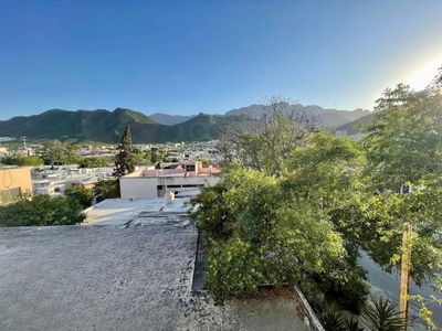 Doomos. Casa en VENTA en ESQUINA! Zona Sur Monterrey Colonia BRISAS, con increíbles vistas a las montañas
