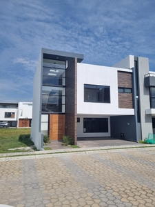 Doomos. VENTA DE CASA NUEVA MUY AMPLIA Y 3 NIVELES, LOMAS DE ANGELOPOLIS III, PUEBLA