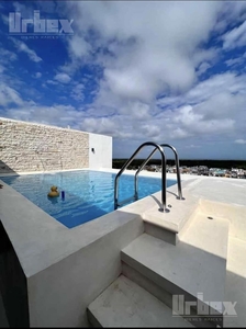 Doomos. Venta de hermosa casa con vista al mar de 3 niveles, a unos metros de la avenida costera de Campeche.