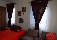Amplia habitación amueblada disponibles en una casa en la Colonia Loma Larga.