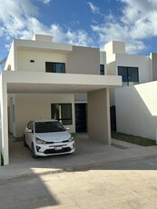 Doomos. HERMOSA CASA NUEVA CON PISCINA EN PRIVADA SOLANA EN RENTA , MERIDA