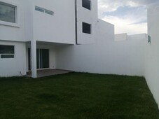 En Venta Residencia en Lomas de Juriquilla, 4ta Recamara en Roof Garden, Jardín.