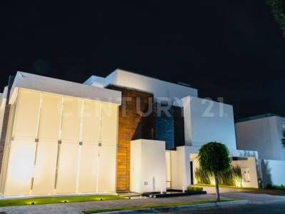 Casa en RENTA, 4 recámaras, roof, Lomas de Angelópolis II, Puebla