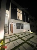 CASA NUEVA EN VENTA EN COTO FRENTE A PARQUE METROPOLITANO